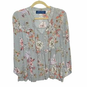 Francesca’s tiered floral swing top Swiss dot M